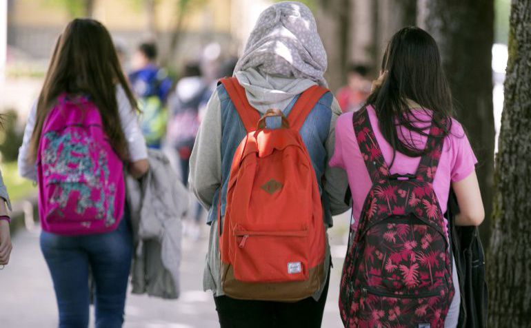Una alumna con hiyab de camino a clase Una alumna con hiyab de camino a clase
