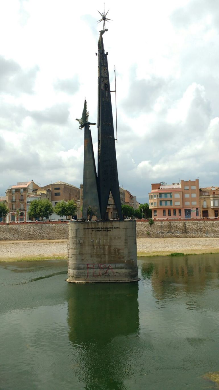 Imatge del monument, amb la pintada a la base de la pilastra, difosa per les xarxes socials per la Comissió per la Retirada dels Símbols Franquistes de Tortosa. Imatge del monument, amb la pintada a la base de la pilastra, difosa per les xarxes socials per la Comissió per la Retirada dels Símbols Franquistes de Tortosa.