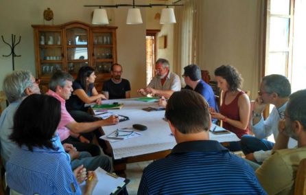 Un moment de la reunió mantinguda a Miravet per part d'administracions i regants per tractar la problemàtica del caragol massana. Un moment de la reunió mantinguda a Miravet per part d'administracions i regants per tractar la problemàtica del caragol massana.