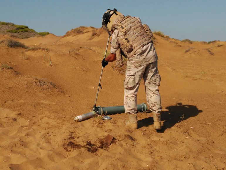 Buceadores de la Armada neutralizan una bengala fósforo de señalización marítima en Calblanque Buceadores de la Armada neutralizan una bengala fósforo de señalización marítima en Calblanque
