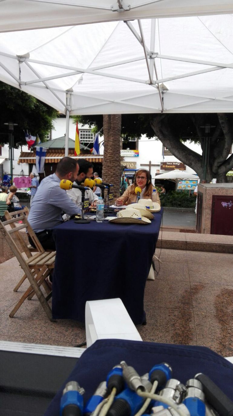 El alcalde de Puerto de la Cruz, Lope Afonso y Puchi Méndez durante la emisión en directo del 'hoy por Hoy Tajaraste'. El alcalde de Puerto de la Cruz, Lope Afonso y Puchi Méndez durante la emisión en directo del 'hoy por Hoy Tajaraste'.