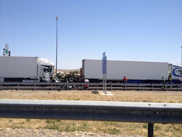 El turismo atrapado entre los dos camiones que intentaban acceder desde la autovía El turismo atrapado entre los dos camiones que intentaban acceder desde la autovía