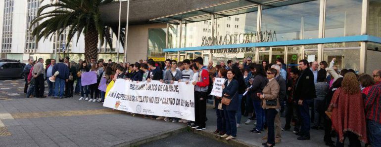 La comunidad escolar del Monte Caxado frente al Edificio de la Xunta La comunidad escolar del Monte Caxado frente al Edificio de la Xunta