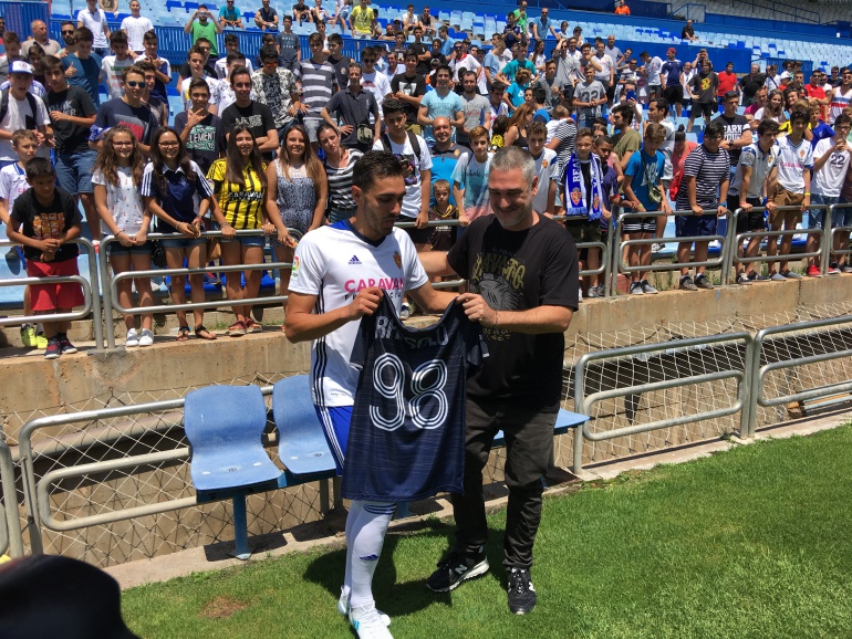 Borja recibe una camiseta de regalo de su ídolo Kase. O Borja recibe una camiseta de regalo de su ídolo Kase. O