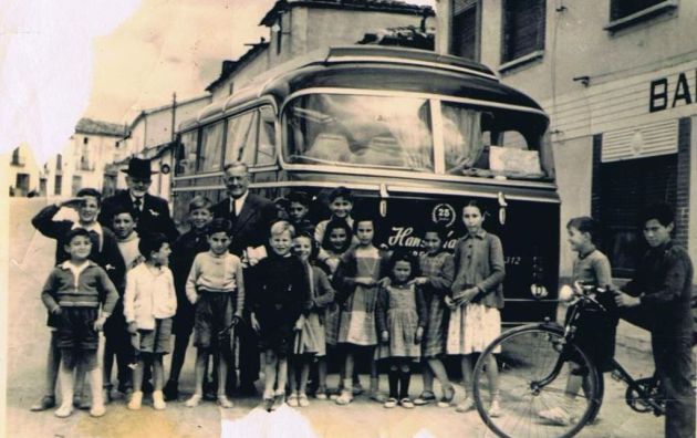 Autobús en la puerta del antiguo bar Miralles de Minglanilla, en la carretera Madrid-Valencia en 1947. Autobús en la puerta del antiguo bar Miralles de Minglanilla, en la carretera Madrid-Valencia en 1947.