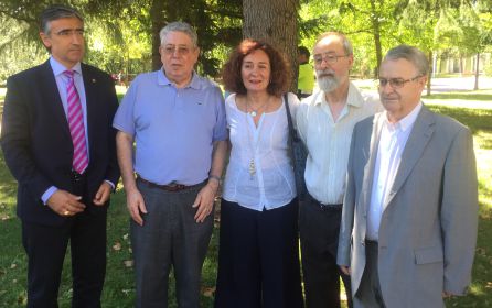 Los abogados más veteranos junto a la alcaldesa y el presidente de la delegación berciana Los abogados más veteranos junto a la alcaldesa y el presidente de la delegación berciana