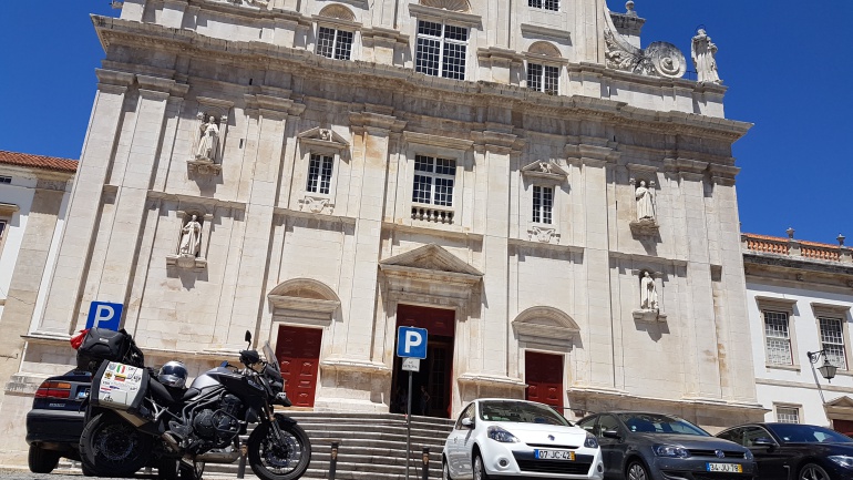 La Catedral Nueva, en la calle "Da feira dos estudiantes", en el cogollo de los edificios de la célebre Universidad de Coimbra. La Catedral Nueva, en la calle "Da feira dos estudiantes", en el cogollo de los edificios de la célebre Universidad de Coimbra.