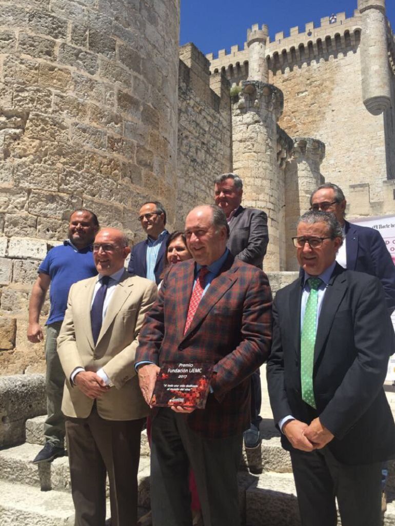 Foto de familia en el castillo de Peñafiel después de que Pablo Álvarez recibiera el premio de la UEMC Foto de familia en el castillo de Peñafiel después de que Pablo Álvarez recibiera el premio de la UEMC