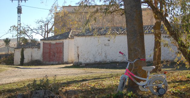 Parte del cortijo con el castillo al fondo. Parte del cortijo con el castillo al fondo.