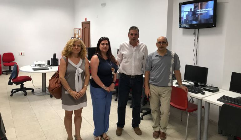 El diputado, Angel Vera (segundo por la derecha) acompañado de los concejales y la dinamizadora del Cetnro Guadalinfo Jódar, Ana Cano El diputado, Angel Vera (segundo por la derecha) acompañado de los concejales y la dinamizadora del Cetnro Guadalinfo Jódar, Ana Cano