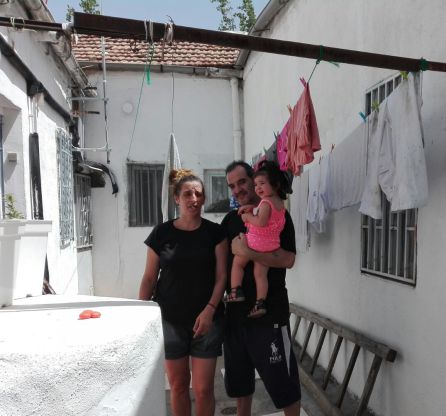 Sonia y Jesus con una niña en brazos Sonia y Jesus con una niña en brazos
