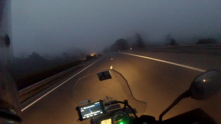 Oscuro, niebla... frío. Me veo obligado a sacar la olvidada camiseta térmica. Oscuro, niebla... frío. Me veo obligado a sacar la olvidada camiseta térmica.