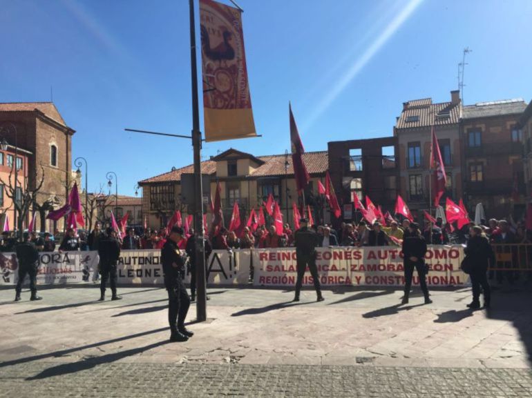 El 40% de los leoneses apoya abandonar la comunidad El 40% de los leoneses apoya abandonar la comunidad