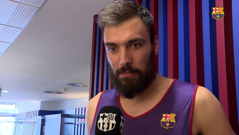 Pierre Oriola firma con el Barça Pierre Oriola firma con el Barça