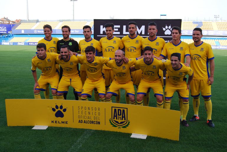El Alcorcón presenta sus nuevas equipaciones y 14 fichajes: El Alcorcón presenta sus nuevas equipaciones y sus 14 fichajes El Alcorcón presenta sus nuevas equipaciones y 14 fichajes: El Alcorcón presenta sus nuevas equipaciones y sus 14 fichajes