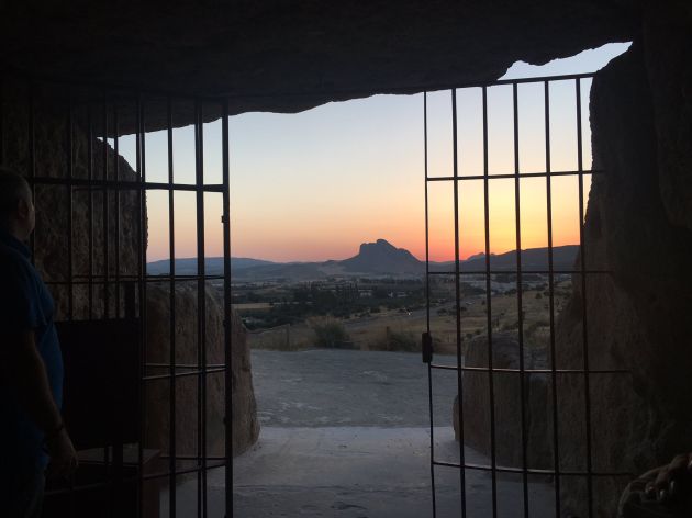 Visto desde el interior de Los Dólmenes de Antequera (Málaga) Visto desde el interior de Los Dólmenes de Antequera (Málaga)