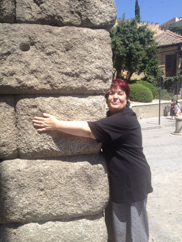 La alcaldesa, Clara Luquero, también ha querido dar su particular abrazo al monumento. La alcaldesa, Clara Luquero, también ha querido dar su particular abrazo al monumento.
