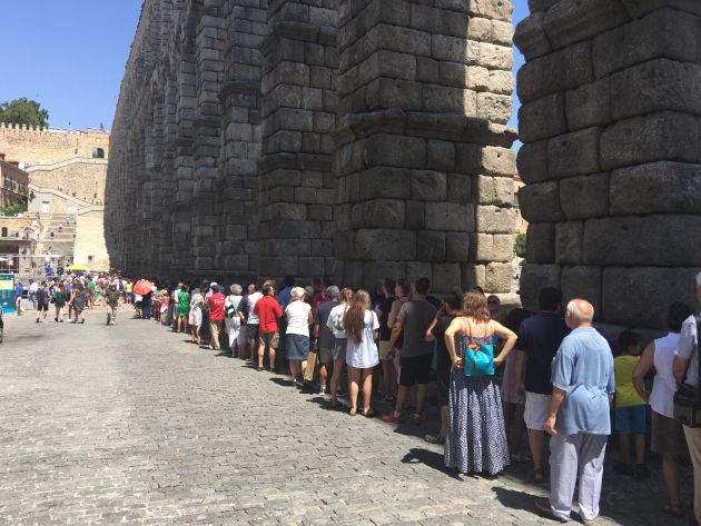 Multitud de personas han hecho cola para recoger su camiseta y abrazar al Acueducto. Multitud de personas han hecho cola para recoger su camiseta y abrazar al Acueducto.