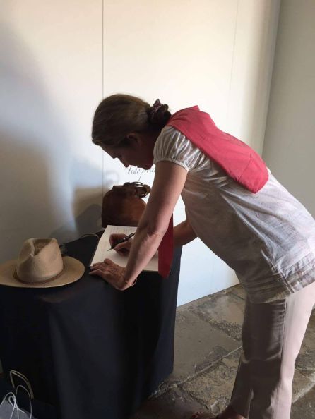 La infanta Doña Elena firma en el libro de la exposición 'Reconciliare' La infanta Doña Elena firma en el libro de la exposición 'Reconciliare'