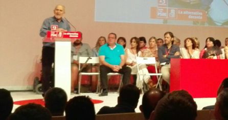 Ángela Marqués, con un abanico negro entre los miembros de la regional Ángela Marqués, con un abanico negro entre los miembros de la regional
