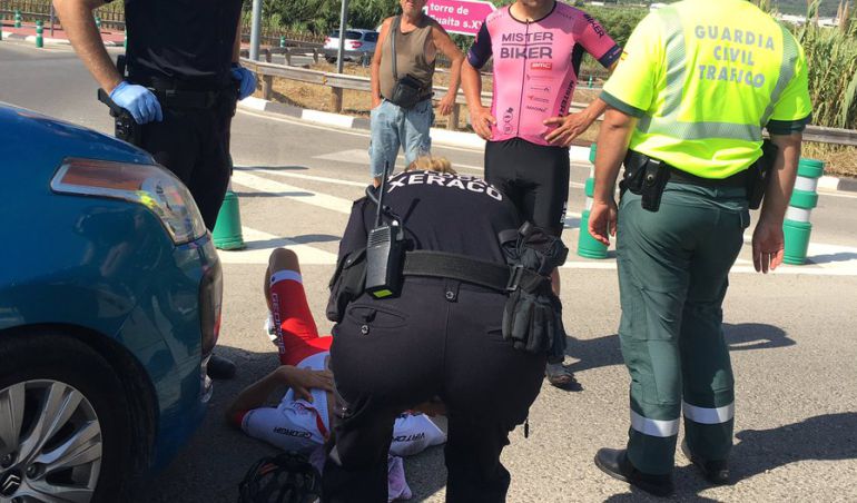 El triatleta Jesús Gomar García tumbado en el suelo atendido por la Policía Local El triatleta Jesús Gomar García tumbado en el suelo atendido por la Policía Local