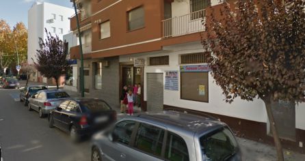 Dos agentes prestaron auxilio a una mujer embarazada, a la que encontraron tirada en el suelo del portal número 18 de la calle Emperador Adriano con signos de dolor, donde dio a luz poco después Dos agentes prestaron auxilio a una mujer embarazada, a la que encontraron tirada en el suelo del portal número 18 de la calle Emperador Adriano con signos de dolor, donde dio a luz poco después