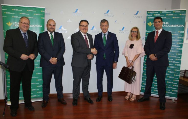 En el centro de la imagen, los presidentes de ADECA y Caja Rural Castilla-la Mancha, Santos Prieto y Javier López En el centro de la imagen, los presidentes de ADECA y Caja Rural Castilla-la Mancha, Santos Prieto y Javier López
