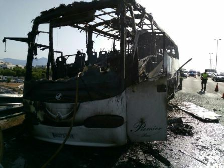El autobús calcinado minutos después de que los bomberos sofocaran las llamas El autobús calcinado minutos después de que los bomberos sofocaran las llamas