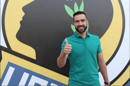 Ismael Falcón posa en el estadio José Rico Pérez Ismael Falcón posa en el estadio José Rico Pérez