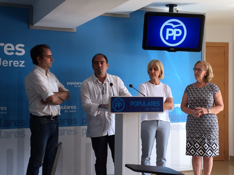 Lorenzo Amor, presidente de ATA, junto a Pelayo y Saldaña, del PP en Jerez Lorenzo Amor, presidente de ATA, junto a Pelayo y Saldaña, del PP en Jerez
