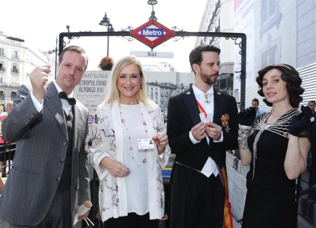 La presidenta Cristina Cifuentes en la estación de Sol junto a varios actores La presidenta Cristina Cifuentes en la estación de Sol junto a varios actores