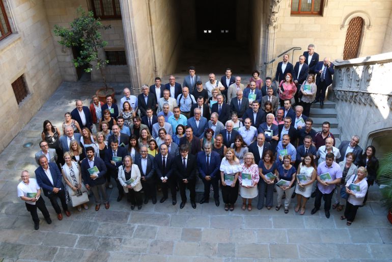 Fotografía de familia con todas las entidades firmantes del Pacto para la Reforma Horaria y el consejero de Presidencia, Jordi Turull, y el presidente de la Generalitat, Carles Puigdemont Fotografía de familia con todas las entidades firmantes del Pacto para la Reforma Horaria y el consejero de Presidencia, Jordi Turull, y el presidente de la Generalitat, Carles Puigdemont