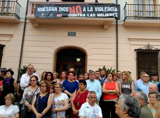 Concentración contra la violencia machista en las puertas del Ayuntamiento de Huéscar Concentración contra la violencia machista en las puertas del Ayuntamiento de Huéscar