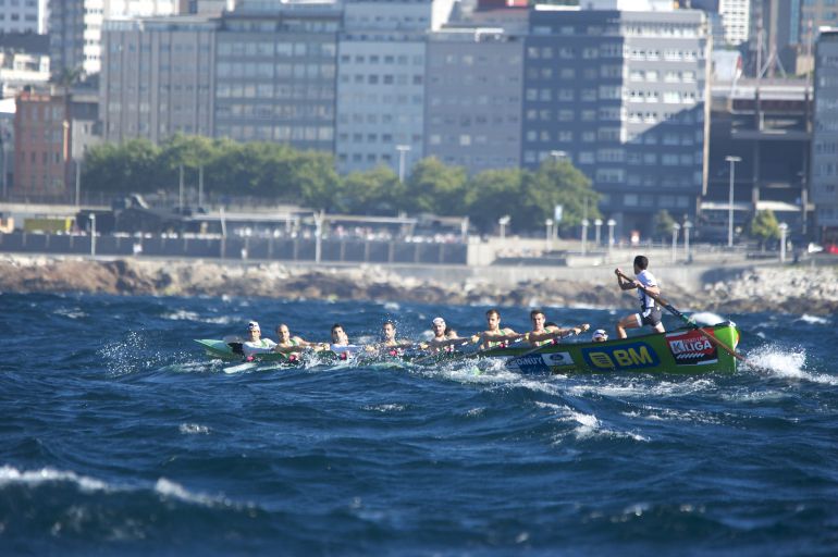 Hondarribia en pleno esfuerzo en la regata de A Coruña Hondarribia en pleno esfuerzo en la regata de A Coruña