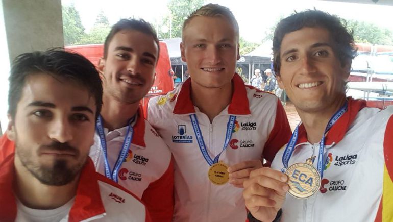 Iñigo Peña, primero por la derecha, se saca un selfie con sus compañeros de equipo del K4 1000 metros Iñigo Peña, primero por la derecha, se saca un selfie con sus compañeros de equipo del K4 1000 metros