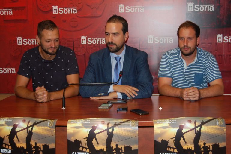 Manu Salvador, Ángel Hernández y Daniel González, en la presentación del IV Voley Plaza. Manu Salvador, Ángel Hernández y Daniel González, en la presentación del IV Voley Plaza.