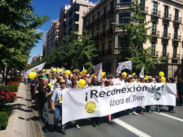 La Marea Amarilla reivindica el soterramiento desde hace años. La Marea Amarilla reivindica el soterramiento desde hace años.