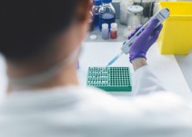 Los trabajadores de NeolBio no cobran desde abril