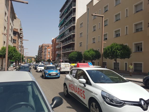 Las Autoescuelas de Guadalajara se manifiestan contra la huelga de examinadores de la DGT: Las autoescuelas de Guadalajara se manifiestan contra la huelga de examinadores Las Autoescuelas de Guadalajara se manifiestan contra la huelga de examinadores de la DGT: Las autoescuelas de Guadalajara se manifiestan contra la huelga de examinadores