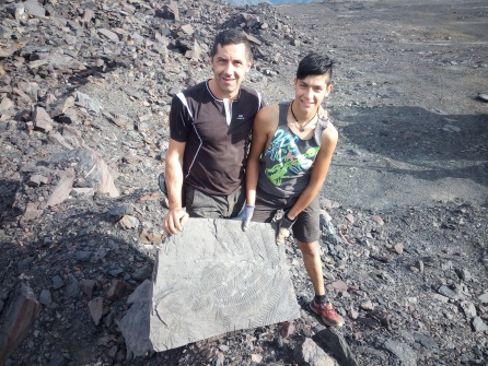 José Vicente y su hijo Alan exhiben una muestra de los fósiles leoneses José Vicente y su hijo Alan exhiben una muestra de los fósiles leoneses