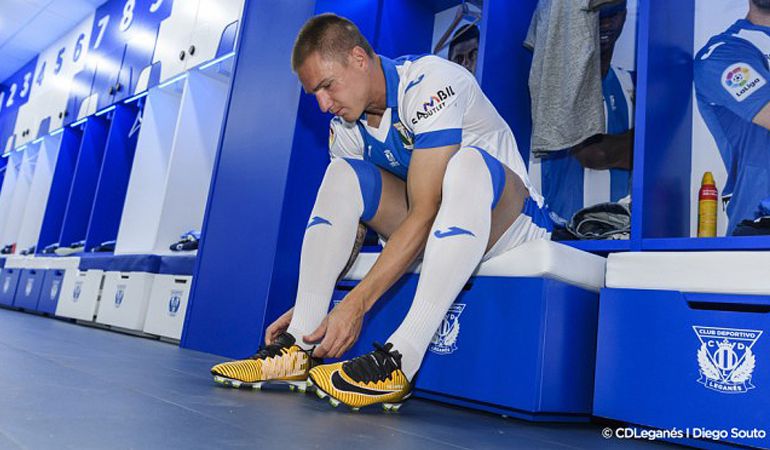 García Carnero, ya con la camiseta del C.D. Leganés, en los vestuarios del Estadio Municipal de Butarque García Carnero, ya con la camiseta del C.D. Leganés, en los vestuarios del Estadio Municipal de Butarque