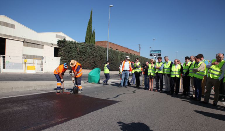 El consejero acompañado de los alcaldes observa los trabajos de extensión del asfalto. El consejero acompañado de los alcaldes observa los trabajos de extensión del asfalto.