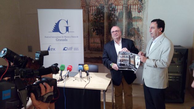 Entrega de una aportación de 8.000 euros por parte de la Asociación de Amigos del Festival Entrega de una aportación de 8.000 euros por parte de la Asociación de Amigos del Festival