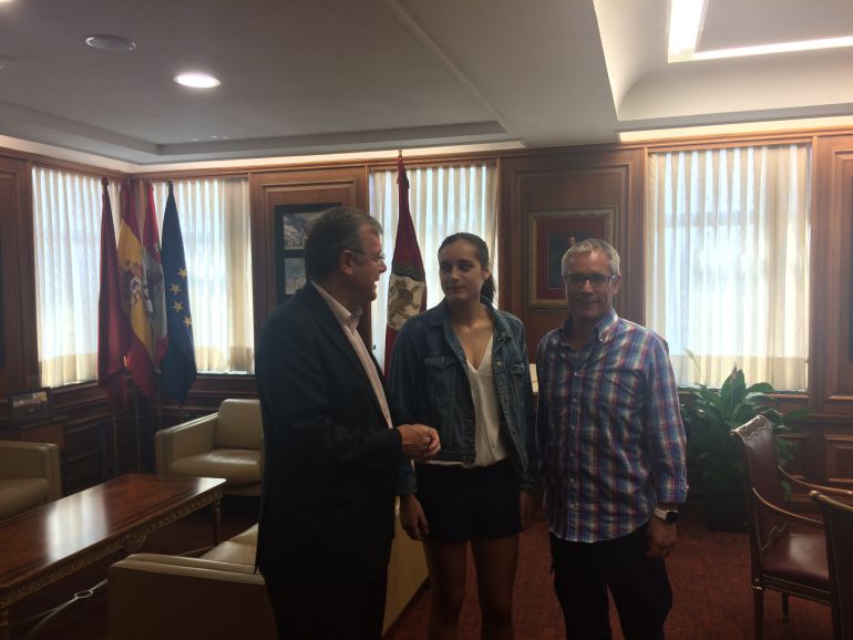 Angela Salvadores recibida por el Alcalde de Leon Angela Salvadores recibida por el Alcalde de Leon