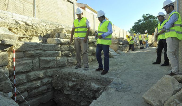 La Junta cede un tramo urbano de la A-305 para la recuperación del Anfiteatro Romano de Obulco La Junta cede un tramo urbano de la A-305 para la recuperación del Anfiteatro Romano de Obulco