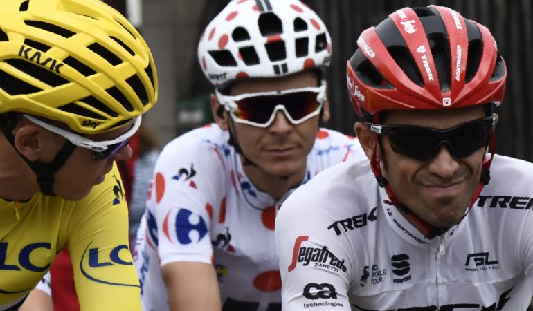 Alberto Contador (d) conversa con Christopher Froome durante la última etapa de esta 104ª edición del Tour de Francia. Alberto Contador (d) conversa con Christopher Froome durante la última etapa de esta 104ª edición del Tour de Francia.