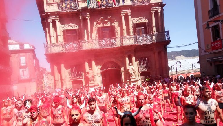 Acto de protesta convocado por las organizaciones por la defensa de los animales AnimaNaturalis y PETA Acto de protesta convocado por las organizaciones por la defensa de los animales AnimaNaturalis y PETA