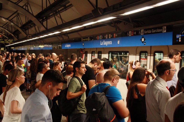 Este lunes se registraban aglomeraciones en varias estaciones del metro de Barcelona, como la de La Sagrera Este lunes se registraban aglomeraciones en varias estaciones del metro de Barcelona, como la de La Sagrera