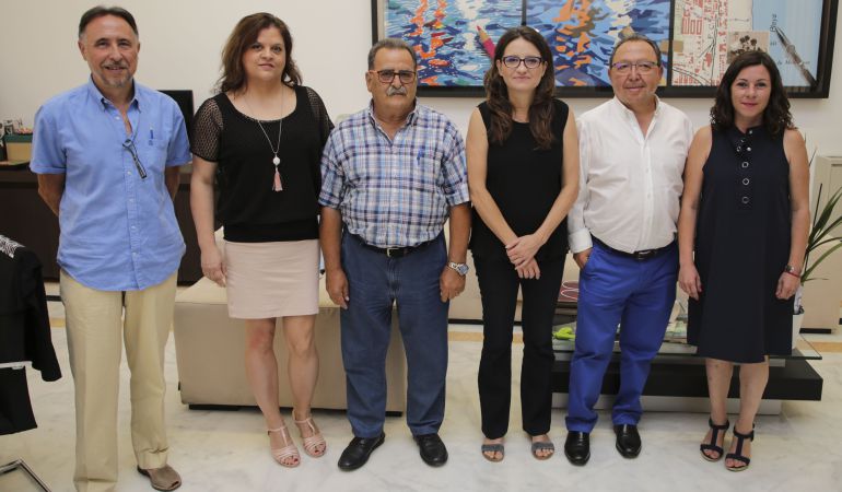 La consellera de Igualdad y Políticas Inclusivas, Mónica Oltra, ha recibido al presidente de la Federación de Salud Mental de la Comunitat Valenciana, Alfonso Rodríguez (ambos en el centro). La consellera de Igualdad y Políticas Inclusivas, Mónica Oltra, ha recibido al presidente de la Federación de Salud Mental de la Comunitat Valenciana, Alfonso Rodríguez (ambos en el centro).