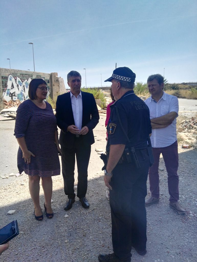 El conseller de Economía, Rafael Climent, durante su visita al antiguo matadero de Alicante El conseller de Economía, Rafael Climent, durante su visita al antiguo matadero de Alicante